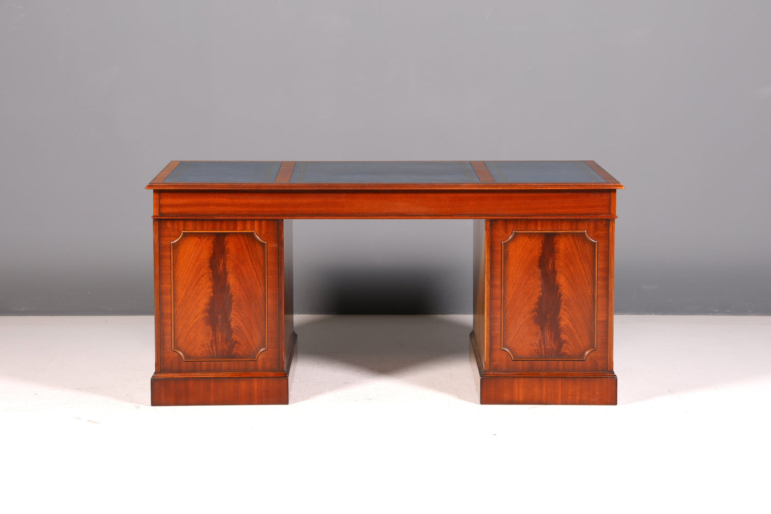 Wunderschöner Original Heldense Schreibtisch Mahagoni Echt Lederauflage Englisch Antik Stil Chefschreibtisch Partner Desk Bürotisch mit Besprechungsansatz