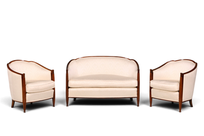 Hauptstadt Möblerei Art Deco Sitzgruppe mit hellem 2-Sitzer Sofa und zwei Sesseln, geschnitzter Holzrahmen