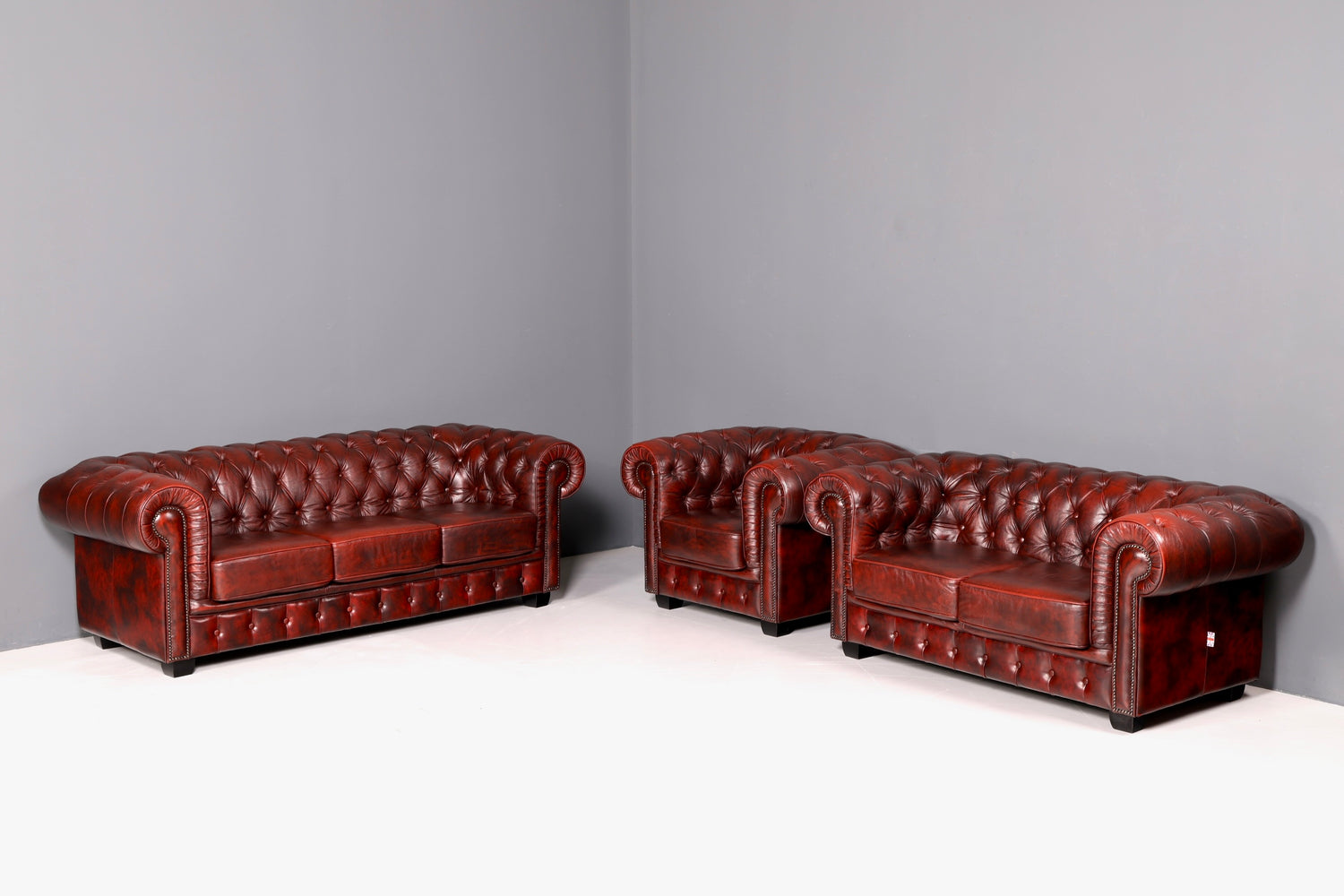 G074 Finish Wunderschönes Original Chesterfield 2er Sofa Englisch Oxblood Leder 2- Sitzer Couch