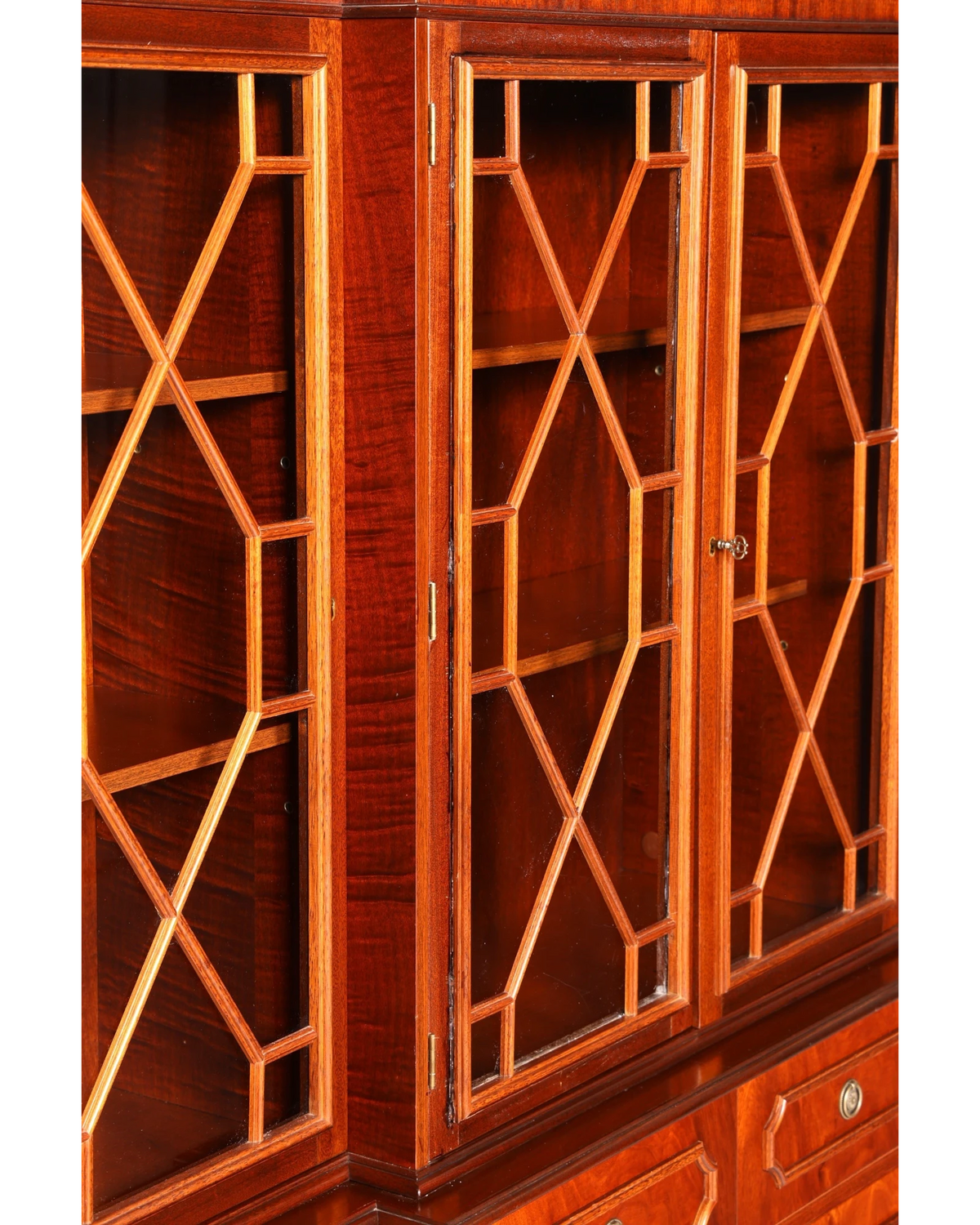 Hauptstadt Möblerei englische Vitrine aus dunklem Holz mit filigranen Sprossentüren und Glaseinsätzen